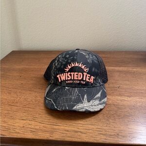 Adjustable twisted tea hat